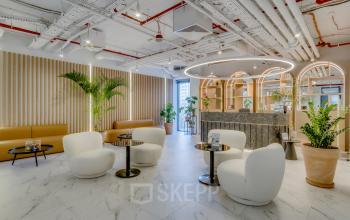 Nowoczesne powierzchnie biurowe na wynajem na Grzybowska 5a w Warszawa Śródmieście, elegancko umeblowane z roślinami i elementami drewna.