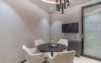 Ekskluzywna sala konferencyjna w biurze na wynajem przy Grzybowska 5a, Warszawa Śródmieście, wyposażona w okrągły stół, wygodne fotele i nowoczesny sprzęt AV