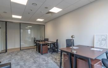 Nowoczesna i funkcjonalna powierzchnia biurowa w biurze na wynajem przy Grzybowska 5a, Warszawa Śródmieście, z eleganckimi meblami i przestrzenią na spotkania.