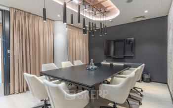 Elegancka sala konferencyjna w biurze na wynajem przy Grzybowska 5a, Warszawa Śródmieście, z dużym stołem i wygodnymi krzesłami