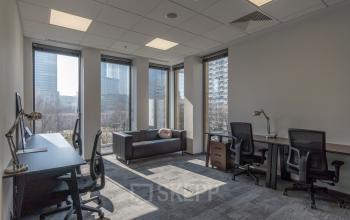 Nowoczesne biuro na wynajem na Grzybowskiej 5a w Warszawa Śródmieście, jasne i przestronne, z wygodnymi miejscami pracy.