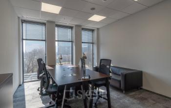 Widok na nowoczesne powierzchnie biurowe w biurowcu przy Grzybowska 5a w Warszawa Śródmieście, z dużymi oknami i komfortowym umeblowaniem.