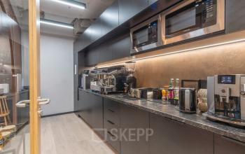 Nowoczesne powierzchnie biurowe z pantry na Grzybowska 5a w Warszawa Śródmieście, wyposażone w ekspres do kawy i wygodne udogodnienia.