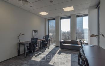 Nowoczesne powierzchnie biurowe na wynajem przy Grzybowska 5a, Warszawa Śródmieście, z eleganckim wyposażeniem i panoramą miasta.