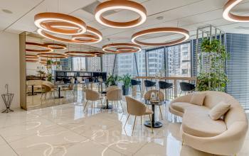 Nowoczesne powierzchnie biurowe w sercu Warszawa Śródmieście przy Jana Pawła II 22 z eleganckimi meblami i roślinnością