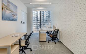 Nowoczesna przestrzeń biurowa w śródmieściu Warszawy przy ul. Jana Pawła II 22, wyposażona w ergonomiczne meble, idealna jako biura do wynajęcia