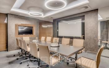 Nowoczesne biura na wynajem na Jana Pawła II 22 w Warszawa Śródmieście, przestronna sala konferencyjna z eleganckim wyposażeniem