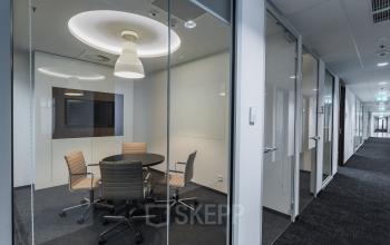 Nowoczesne i dobrze oświetlone biura na wynajem w Warszawa Śródmieście przy Jana Pawła II 22, z eleganckimi meblami i przestrzenią konferencyjną