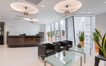 Nowoczesne i przestronne biura na wynajem w sercu Warszawy, Jana Pawła II 22, wyposażone w stylowe meble i zapewniające komfortową strefę pracy.