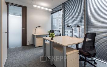 Nowoczesne i dobrze oświetlone biura na wynajem przy Jana Pawła II 22 w Warszawa Śródmieście, funkcjonalne miejsce pracy z widokiem na miasto.