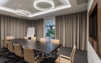 Nowoczesne biuro na wynajem na Jana Pawła II 22 w Warszawa Śródmieście z elegancką salą konferencyjną i roślinnością w tle.