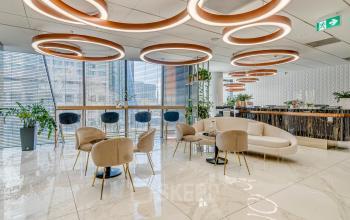 Nowoczesne i eleganckie powierzchnie biurowe w Warszawa Śródmieście, Jana Pawła II 22, z designerskimi meblami i dekoracyjnym oświetleniem.