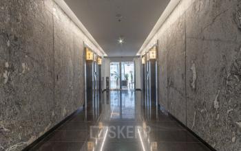 Elegancka przestrzeń korytarza w biurowcu przy Jana Pawła II 22 w Warszawa Śródmieście, idealna na powierzchnie biurowe na wynajem.