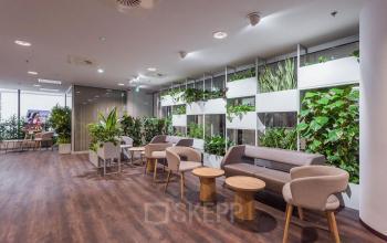 Nowoczesne powierzchnie biurowe z roślinnością oraz strefą wypoczynku na Jana Pawła II 22, Warszawa Śródmieście.