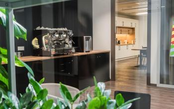 Nowocześnie zaprojektowane powierzchnie biurowe na wynajem na Jana Pawła II 22 w Warszawie Śródmieście z kawiarnianym kącikiem i jasnymi akcentami