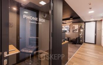 Nowoczesna przestrzeń w biurze na wynajem na Zajęczej 15, Warszawa Śródmieście, z eleganckim pokojem typu 'phone box' do prywatnych rozmów