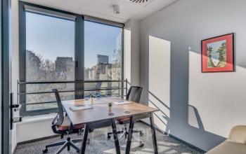 Nowoczesne biura na wynajem na Zajęczej 15 w Warszawa Śródmieście z jasnym wnętrzem, przestronnym biurkiem i dużymi oknami zapewniającymi światło dzienne