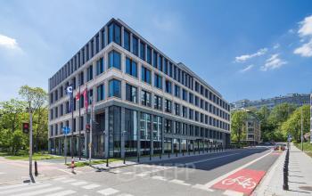 Nowoczesne powierzchnie biurowe na wynajem przy Zajęcza 15 w Warszawie Śródmieście, z jasnymi, przestronnymi pokojami i wygodnymi stanowiskami pracy.