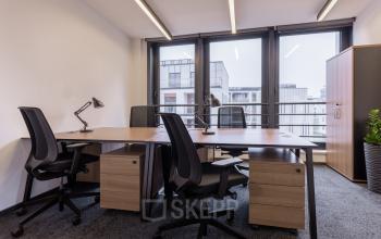 Biuro na wynajem na Zajęczej 15 w Warszawa Śródmieście, jasne z nowoczesnym wyposażeniem i panoramicznymi oknami