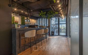 Nowoczesne powierzchnie biurowe na wynajem na Zajęcza 15 w Warszawa Śródmieście, eleganckie wnętrze z wyspą kuchenną i wygodnymi siedziskami.