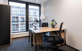 Nowoczesne i jasne biura na wynajem przy Zajęcza 15 w Warszawa Śródmieście z eleganckimi meblami i dostępem do naturalnego światła.