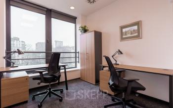 Przestronne, jasne biura na wynajem z widokiem na Warszawa Śródmieście, wyposażone w biurka, krzesła i szafy, znajdujące się przy Zajęcza 15.