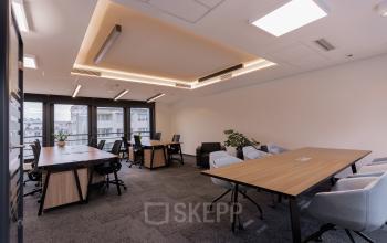 Przestronne powierzchnie biurowe na wynajem przy Zajęczej 15 w Warszawa Śródmieście, z jasnym światłem dziennym i nowoczesnym wyposażeniem.