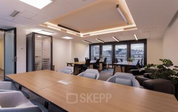 Współczesne powierzchnie biurowe w Warszawa Śródmieście przy Zajęcza 15, ergonomiczne stanowiska pracy i jasne pomieszczenie.