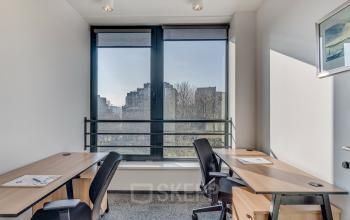 Nowoczesne i jasne powierzchnie biurowe w centrum Warszawy Śródmieście przy Zajęcza 15, z biurkami i komfortowymi krzesłami, gotowe do pracy biznesowej