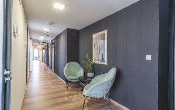 Zaciszne i stylowe powierzchnie biurowe przy Zajęcza 15, Warszawa Śródmieście, z fotelami i roślinnością, sprzyjające biznesowym rozmowom.