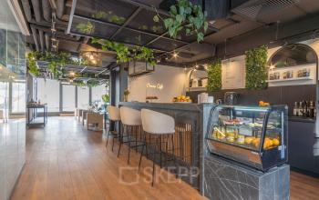 Nowoczesna przestrzeń biurowa z kreatywnym kącikiem kawowym, dostosowana do potrzeb dynamicznego biznesu w Warszawa Śródmieście, przy Zajęcza 15.