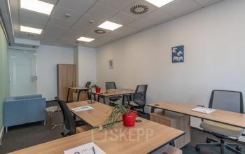 Nowoczesne powierzchnie biurowe na wynajem w Warszawa Śródmieście przy Zajęcza 15, wyposażone w biurka i komfortowe fotele, zapewniające funkcjonalne miejsce do pracy