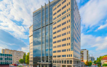 Nowoczesny biurowiec do wynajęcia przy Skierniewicka 10A, Warszawa Wola. Przestronne powierzchnie biurowe z widokiem na miasto.