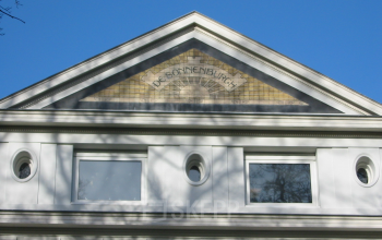 Exterior view of the office building located at Van der Oudermeulenlaan 1 in Wassenaar. The building features a triangular pediment with the inscription 'DE SONNENBURGH'.