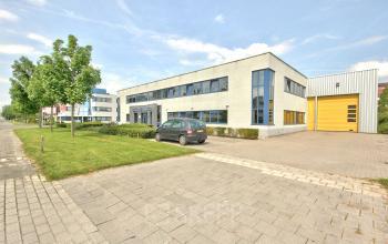 Modern office space rental at Wipmolenlaan 3, Woerden featuring ample parking and a professional facade.