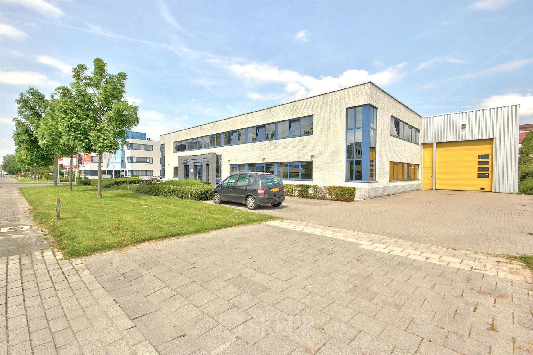 Modern office space rental at Wipmolenlaan 3, Woerden featuring ample parking and a professional facade.