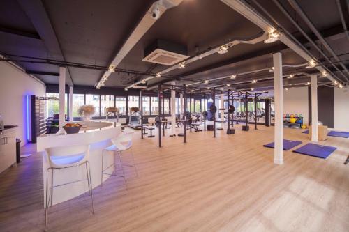 Modern and spacious open floorplan with gym equipment and seating area at Pompmolenlaan 26, Woerden, available for office space rental.