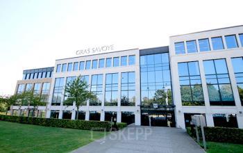 Kantoor te huur op Zuiderlaan 91 in Zellik met moderne glazen gevel en groene omgeving.