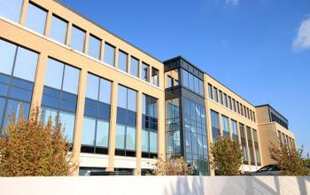 Kantoorruimte te huur aan Zuiderlaan 91 in Zellik, modern kantoorgebouw met grote ramen en aangelegde tuinen.