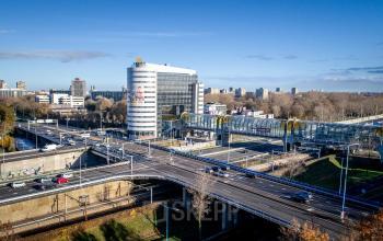 Aerial view of a modern office building at Boerhaavelaan 40, Zoetermeer, surrounded by roads and a bridge.