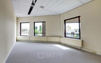Bright office space to rent at Edelgasstraat 101, Zoetermeer, featuring large windows and ample natural light. Ideal for office space rental.