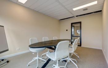 A furnished conference room at Edelgasstraat 101, Zoetermeer with a sleek table and chairs, optimal for office space rental.