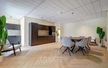 Modern office space for rent at Edelgasstraat 101, Zoetermeer, featuring a chic conference area and contemporary furnishings.