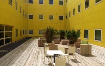 terras lunchruimte kantoorgebouw iconisch geel zoetermeer