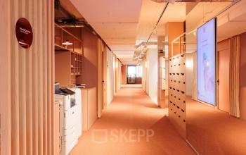 Gepflegter Büroflur mit modernen Akzenten, ideal zum Büro mieten, befindet sich in der Stockerstrasse 33, Zürich Enge.
