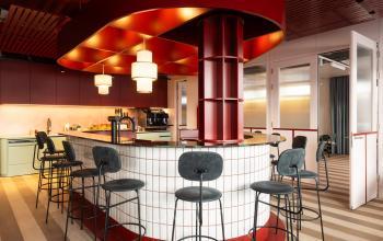 Moderne Bürofläche mieten mit stilvollem Lounge-Bereich in Zürich Enge, Stockerstrasse 33. Ideal für entspannte Pausen und informelle Meetings.