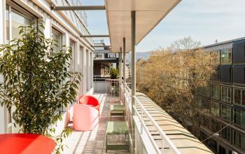 Terrasse eines Büros in der Stockerstrasse 33, Zürich Enge, mit modernen Sitzgelegenheiten und Blick auf die Stadt.