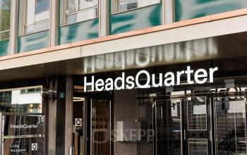 Eingang eines Bürogebäudes an der Stockerstrasse 33 in Zürich Enge mit der Aufschrift HeadsQuarter. Perfekte Lage, um Bürofläche zu mieten.