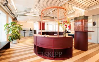 Modernes Büro mit stilvollem Holzdesign und offener Raumgestaltung in Zürich Enge, ideal zum Bürofläche mieten, mit heller Atmosphäre und Pflanzenakzenten.
