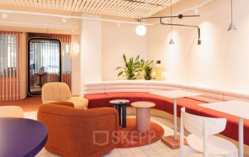 Modernes, stilvoll möbliertes Büro in Zürich Enge mit gemütlichen Sitzbereichen und Pflanzen. Ideal für büroraum mieten in einer inspirierenden Umgebung.